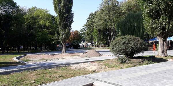 В столичном парке «Юность» проводят работы с благоустройства