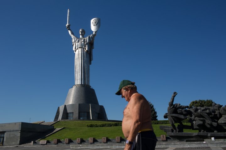 В Ворзеле восстановили памятник, выброшенный на свалку